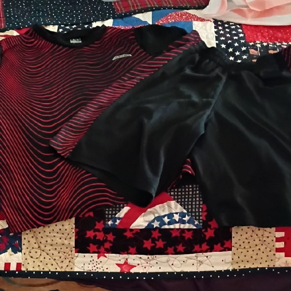 Hind Black Top with Red Accent Wave